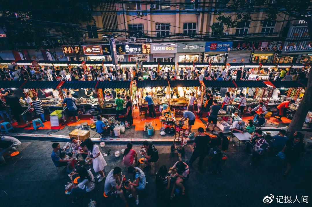 夜市热摊瞬间，美好时光尽收眼底